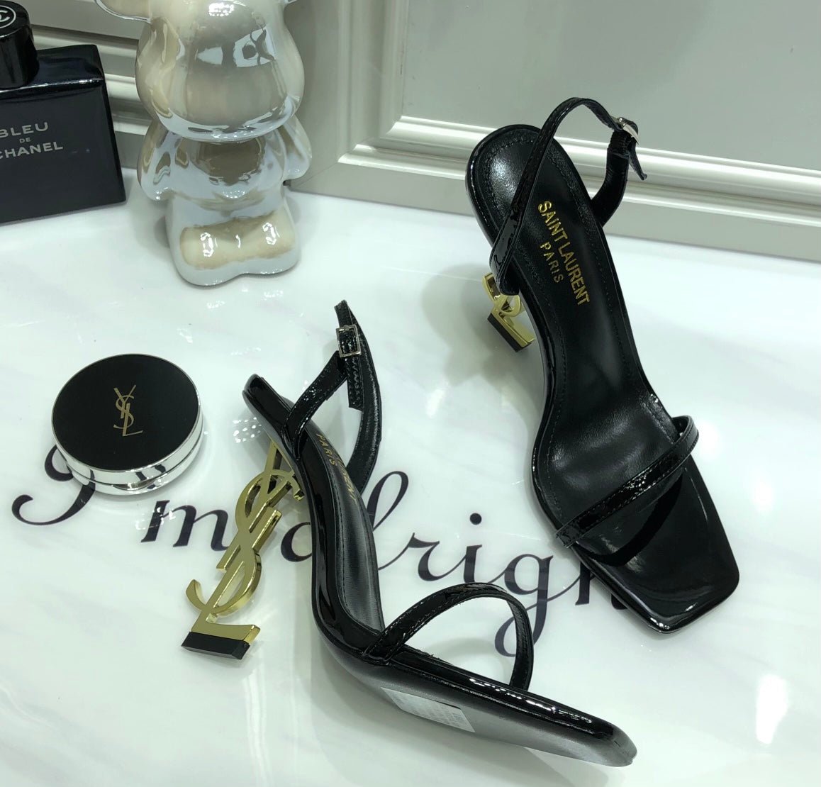 Talons iconiques dorés