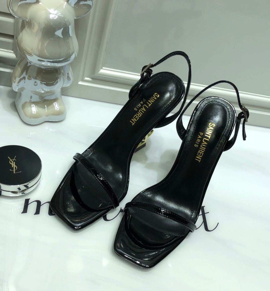 Talons iconiques dorés