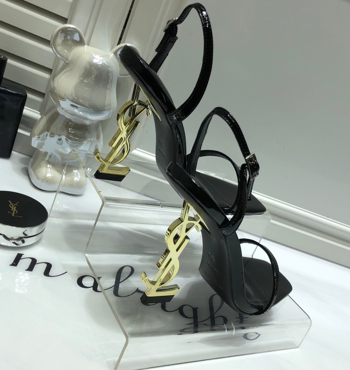 Talons iconiques dorés