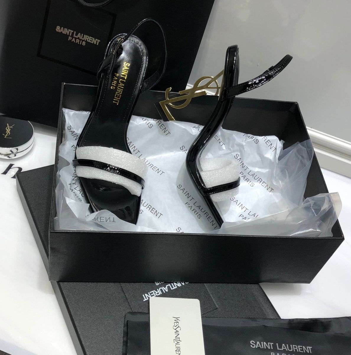 Talons iconiques dorés