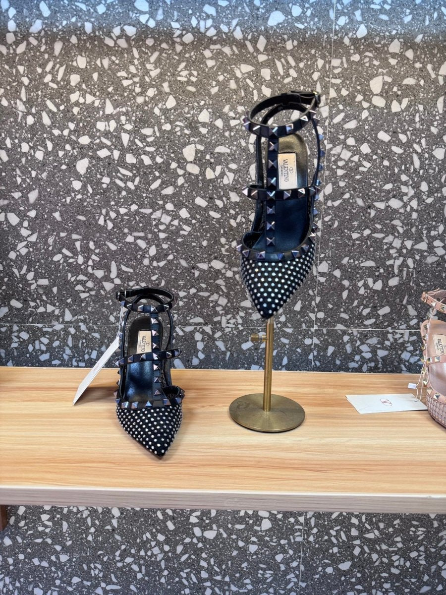 talons hauts noirs viraux