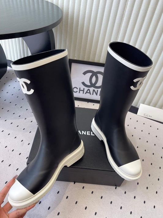 Bottes en caoutchouc noires et blanches virales